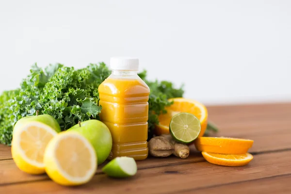 Bouteille de jus d'orange, fruits et légumes — Photo