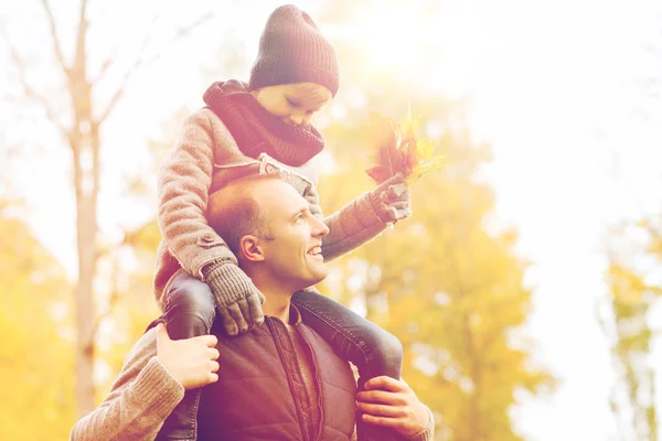 Famiglia felice divertirsi nel parco autunnale — Foto Stock