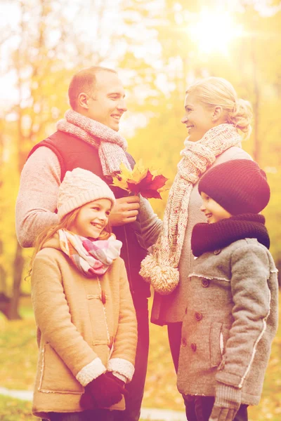 Sonbahar parkında mutlu bir aile — Stok fotoğraf