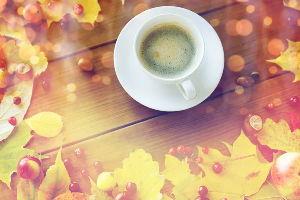 Close up de xícara de café na mesa com folhas de outono — Fotografia de Stock