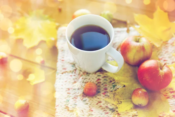 Close up de xícara de chá na mesa com folhas de outono — Fotografia de Stock