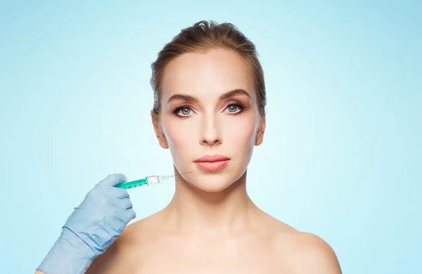 Visage et main de femme avec seringue injectable — Photo