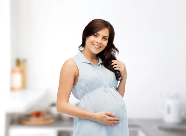 Glücklich schwangere Frau berührt ihren dicken Bauch — Stockfoto