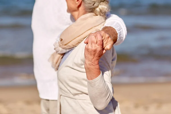 Крупним планом щаслива старша пара обіймається на пляжі — стокове фото