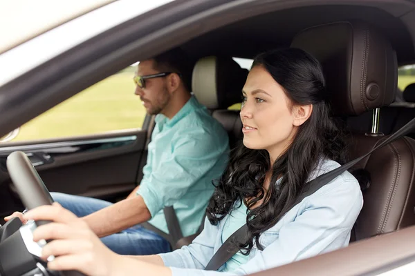 Homem feliz e mulher dirigindo no carro — Fotografia de Stock