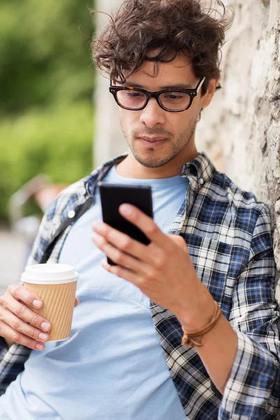 Człowiek z smartphone picia kawy na ulicy miasta — Zdjęcie stockowe