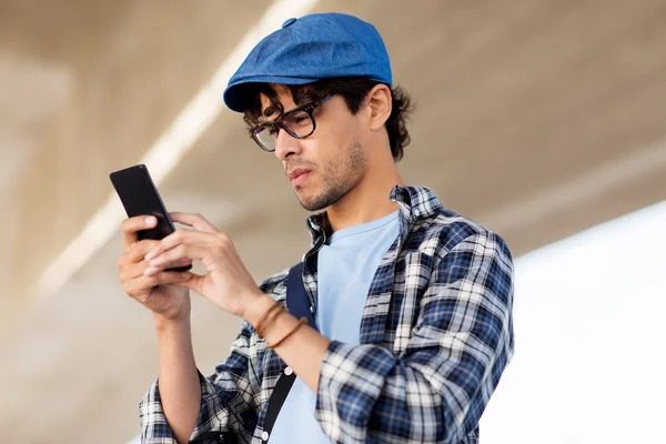 Hipster man SMS meddelande på smartphone — Stockfoto