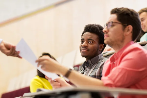 Étudiants internationaux avec test sur la conférence — Photo