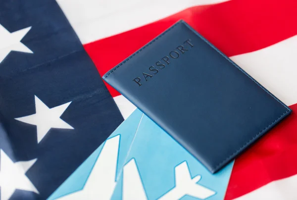 Bandeira americana, passaporte e passagens aéreas — Fotografia de Stock