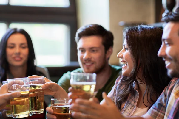 Amigos felices bebiendo cerveza en el bar o pub — Foto de Stock