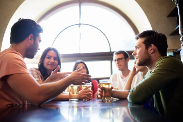 Amigos felizes bebendo cerveja no bar ou pub — Fotografia de Stock