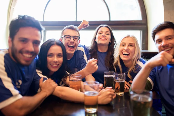 Labdarúgás rajongók vagy meg sört, a sport bárban — Stock Fotó