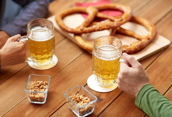 Închiderea mâinilor cu cani de bere la bar sau pub — Fotografie, imagine de stoc