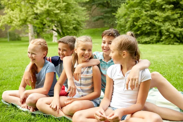 Grupo de niños felices o amigos al aire libre —  Fotos de Stock