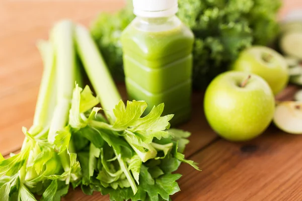 Close-up de garrafa com suco verde e legumes — Fotografia de Stock