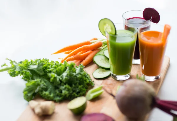 Bicchieri con diversi succhi di frutta freschi vegetali — Foto Stock