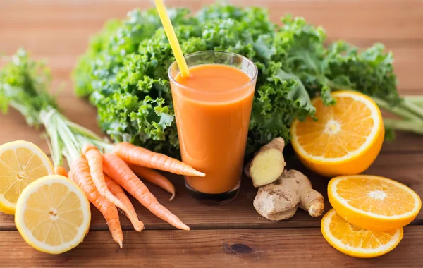 Стакан морковного сока, фруктов и овощей — стоковое фото