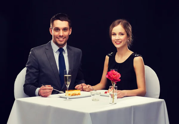 Pareja sonriente comiendo postre en el restaurante — Foto de Stock