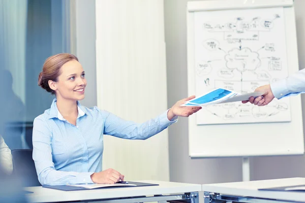 Affärskvinna med papper från någon i office — Stockfoto