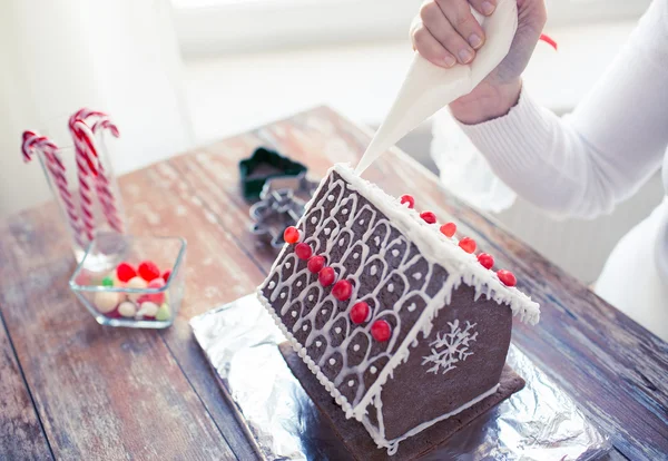 Nahaufnahme einer Frau, die Lebkuchenhäuser herstellt — Stockfoto