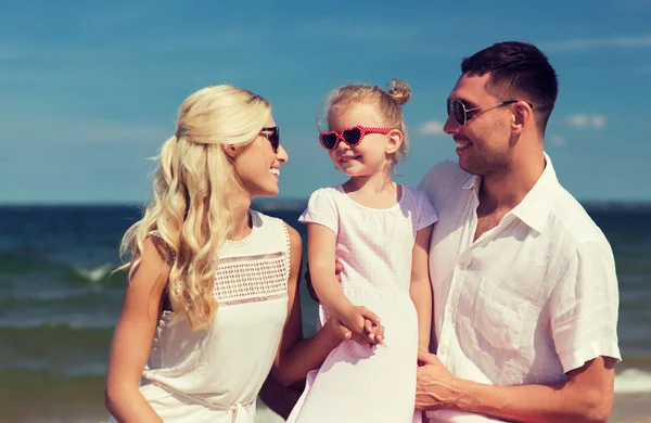 Familia feliz en gafas de sol en la playa de verano —  Fotos de Stock