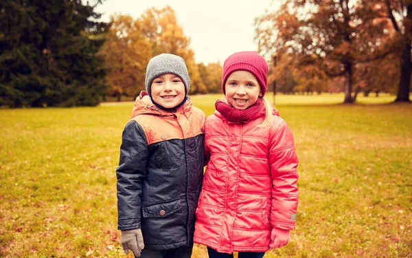 Ευτυχισμένη κοριτσάκι και αγόρι στο πάρκο φθινόπωρο — Φωτογραφία Αρχείου
