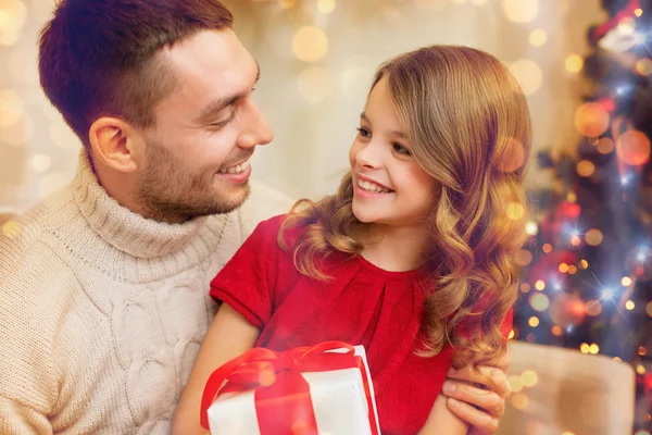 Sorrindo pai e filha olhando um para o outro — Fotografia de Stock