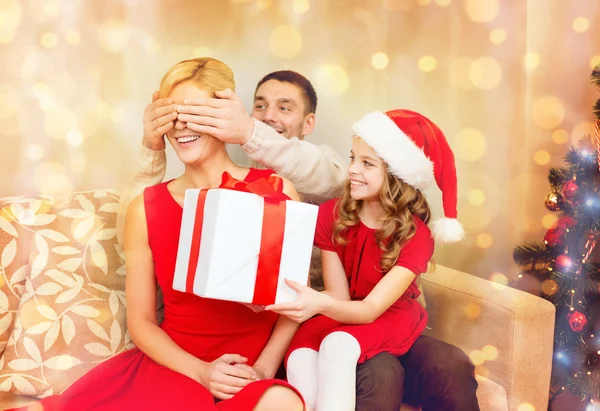 Padre e hija sorprenden a madre con caja de regalo —  Fotos de Stock