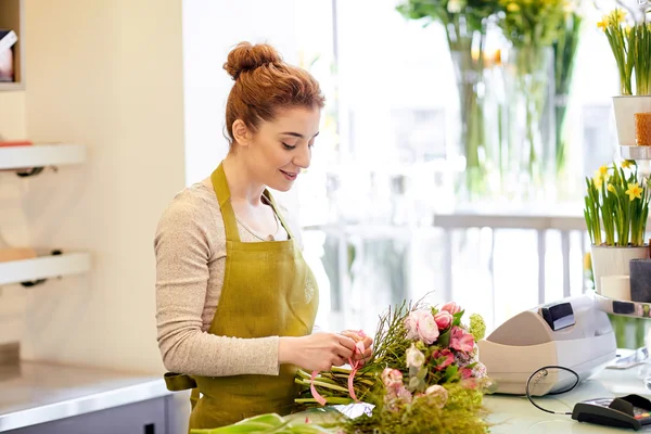 Sorridente florista mulher fazendo bando na loja de flores — Fotografia de Stock