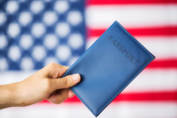 持美国护照的手的特写 — 图库照片
