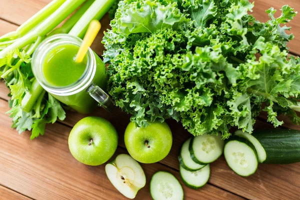 Close up de jarro com suco verde e legumes — Fotografia de Stock