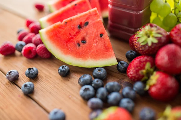 Láhev s ovocem a bobulovinami šťávu nebo smoothie — Stock fotografie