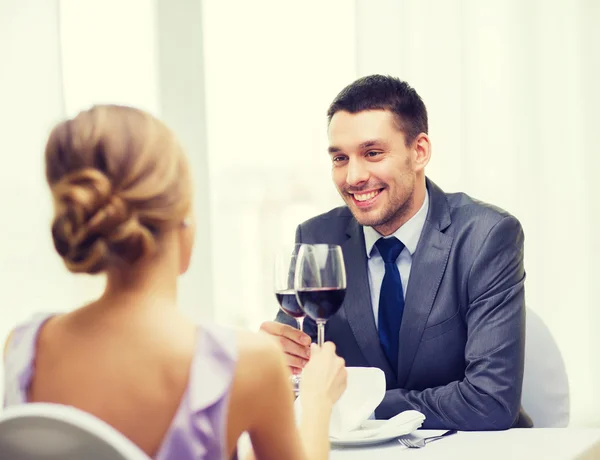 Junger Mann schaut Freundin oder Ehefrau an — Stockfoto