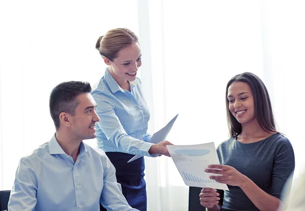 Glimlachende mensen uit het bedrijfsleven met documenten in office — Stockfoto