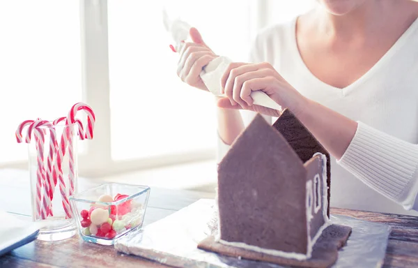 Nahaufnahme einer Frau, die Lebkuchenhäuser herstellt — Stockfoto