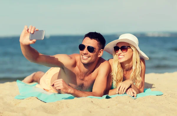 Casal feliz em roupa de banho andando na praia de verão — Fotografia de Stock