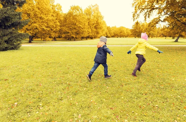Grupo de niños pequeños y felices corriendo al aire libre — Foto de Stock