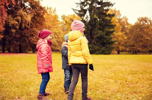 Groupe d'enfants heureux dans le parc d'automne — Photo