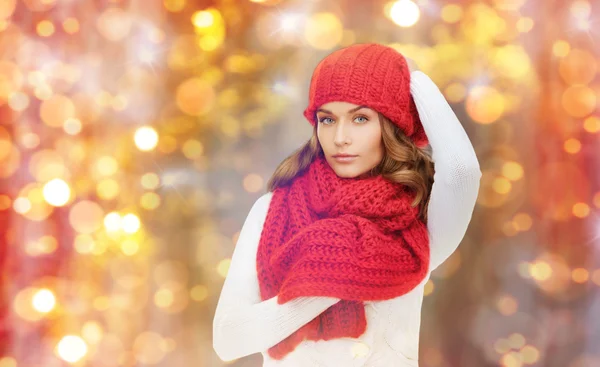 Felice donna in cappello, sciarpa e pullover sopra le luci — Foto Stock