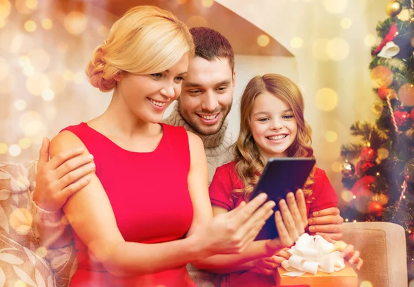 Smiling family with tablet pc — Stock Photo, Image