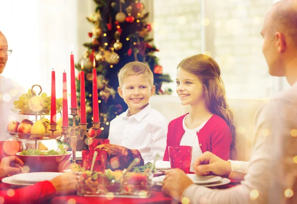 Familia sonriente teniendo una cena de vacaciones en casa — Foto de Stock