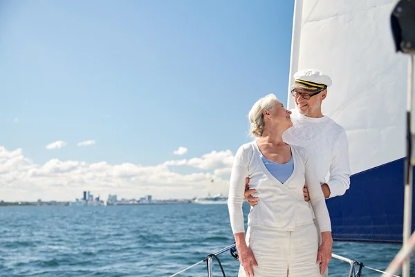 Casal sênior abraçando no barco à vela ou iate no mar — Fotografia de Stock