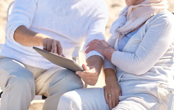 Närbild av ledande par med TabletPC på stranden — Stockfoto