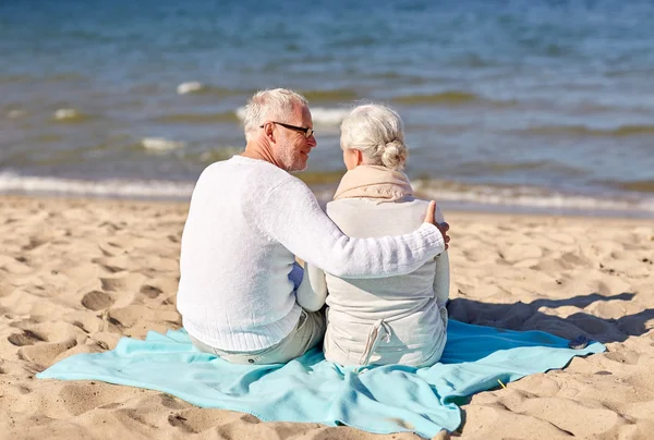 Heureux couple de personnes âgées étreignant sur la plage d'été — Photo