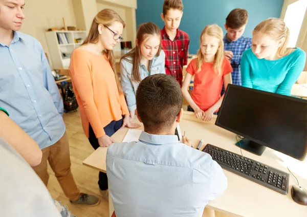 Grupo de estudiantes y profesores en la escuela — Foto de Stock