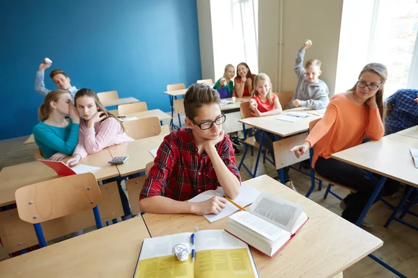 Colegas de classe rindo de estudante menino na escola — Fotografia de Stock