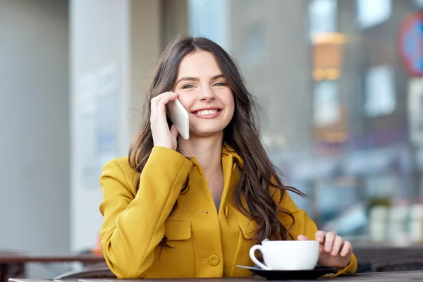 Mujer feliz llamando en el teléfono inteligente en el café de la ciudad —  Fotos de Stock