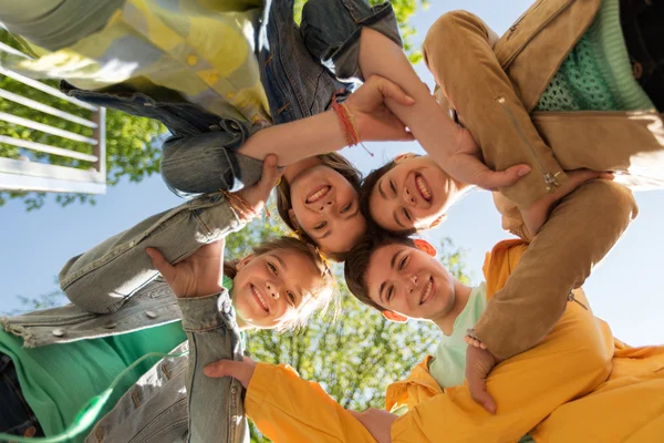 Gruppo di amici adolescenti felici — Foto Stock