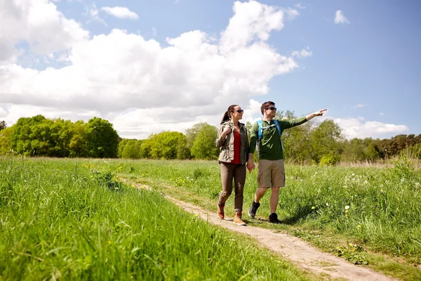 Feliz pareja con mochilas senderismo al aire libre — Foto de Stock