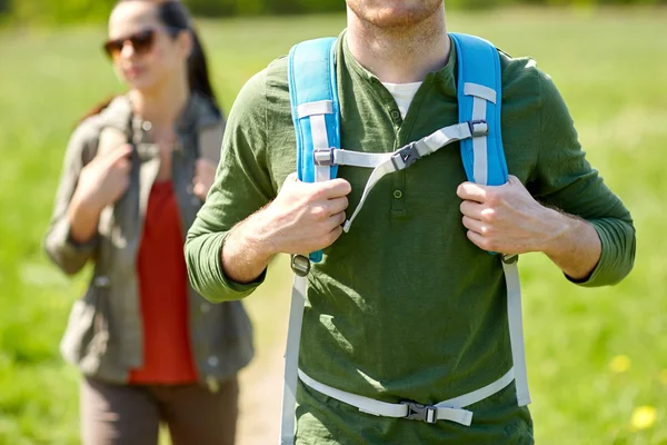Primer plano de pareja con mochilas senderismo al aire libre — Foto de Stock